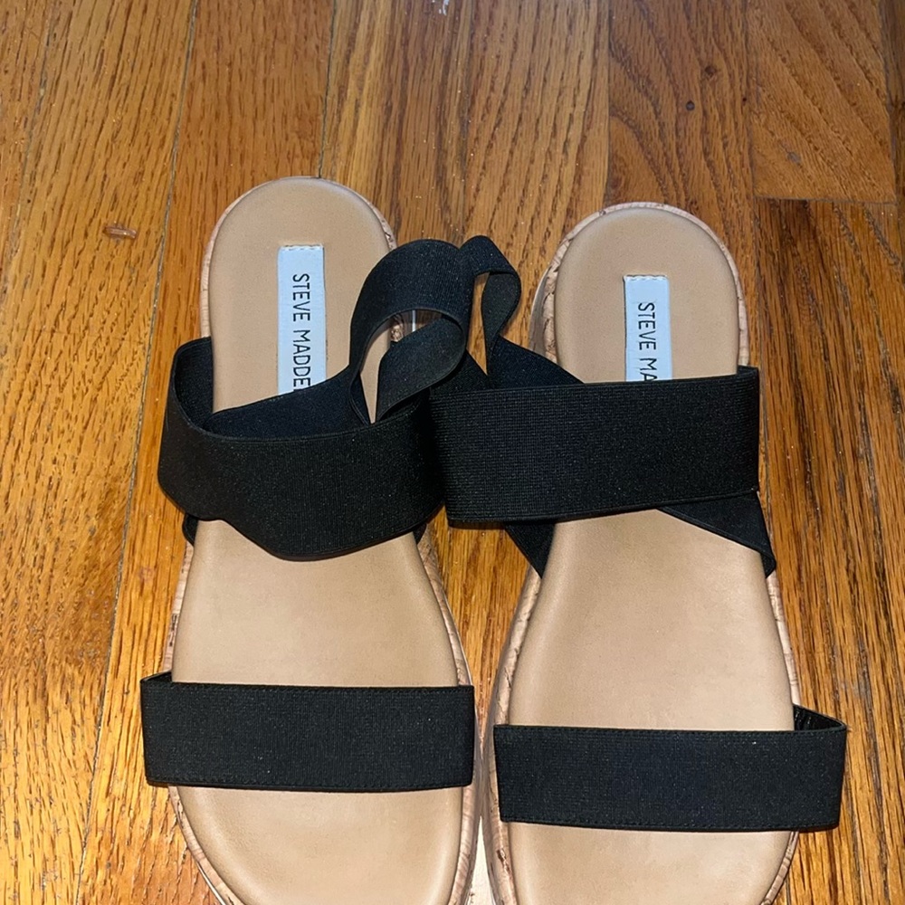 Cute sandals!! Strappy size 10 like new!